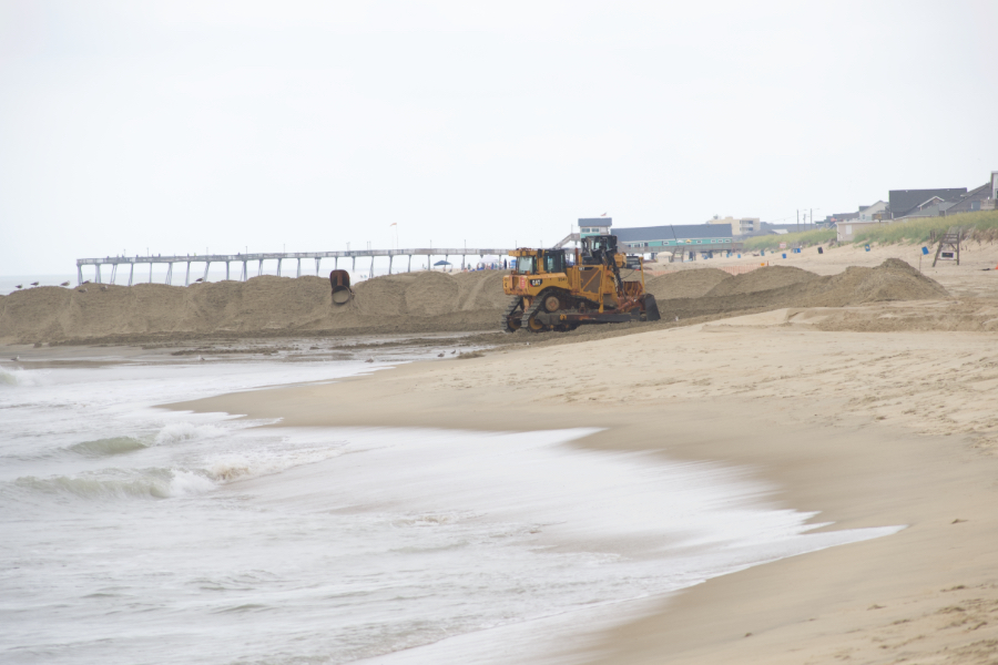 Beach nourishment equipment on finishing up KDH and getting ready for KH. Beach nourishment equipment on finishing up KDH and getting ready for KH.